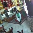 Imagen captada por la cámara de seguridad en la que se ve a las mujeres con la ropa litúrgica puesta