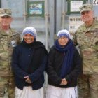 Misioneras de la Caridad con dos militares de EEUU en Agfanistán... la única parroquia católica del país está en la Embajada italiana