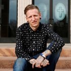 Charles Carlson fue a misa con sus pendientes y tatuajes y aspecto peculiar, se sintió acogido y quiso saberlo todo sobre la liturgia