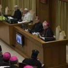 Scicluna, a la derecha de la imagen, habla este jueves mientras el Papa escucha atentamente sus palabras