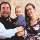 Daniel Colado y Miriam Alonso junto a su pequeño hijo Daniel en la parroquia de Cristo Rey / La Gaceta de Salamanca