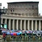 Una intensa lluvia pobló de paraguas este domingo la Plaza de San Pedro para el rezo del Angelus.