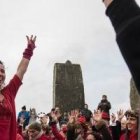 Un coro con estética neopagana canta canciones de armonía y Yule en Stonehenge en Navidad... pero la fecha cristiana del 25 de diciembre no tiene nada que ver