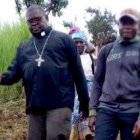 El obispo Miabesue tiene que recorrer las zonas que las milicias independentistas ahora quieren controlar y aislar