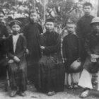 Marcelo Van, en el centro de la foto, junto a familiares, amigos y compañeros de orden.