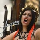 Una de las Femen que se encadenó en el altar de la catedral de la Almudena de Madrid