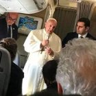 El Papa Francisco charló durante unos minutos con los periodistas que le acompañan en el vuelo a Panamá
