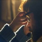 La película Contemplación intenta dar sensaciones táctiles, marcando los perfiles y apagando los colores, para ayudarnos a ver como el protagonista