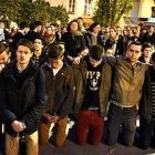 Jóvenes rezando el Rosario en París mientras ardía la catedral de Notre Dame este lunes.