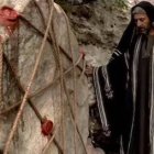 La tumba de Cristo, con los sellos puestos por las autoridades romanas, en una escena de «Resucitado» (2016), de Kevin Reynolds, interpretada por Joseph Fiennes.