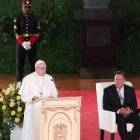 El Papa ha pedido a políticos y diplomáticos que sean un ejemplo para los jóvenes