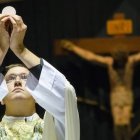 Las palabras del sacerdote convierten el pan y el vino en el Cuerpo y la Sangre del Señor: en la misa el sacrificio del Calvario  no se representa ni se rememora, se renueva.