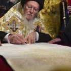 El Patriarca Bartolomé de Constantinopla firma el Tomos o decreto que crea la nueva Iglesia autocéfala ucraniana