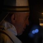 El Papa Francisco durante el lucernario de la Vigilia Pascual que celebró en San Pedro / Vatican Media