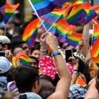 A pesar del carácter masivo de algunas de las concentraciones que convoca, el verdadero poder del lobby LGBT no está en la calle, sino en los despachos.