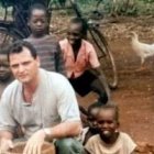 El padre Marvin, un costarricense en la Uganda de inicios del siglo XXI, en plena guerra con los rebeldes del LRA y sus niños soldado