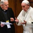 Lombardi, que ha sido el moderador de la cumbre antiabusos, con el Papa Francisco... hay que aplicar normas que cambien las cosas