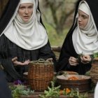 Santa Hildegarda explica sus remedios a sus discípulas en la película de 2009 Visión, que recoge su gran personalidad