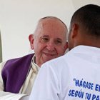 El Papa Francisco confiesa a un joven en el penar de  Pacora