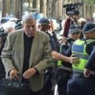 El cardenal Pell, rodeado de prensa y policía... insiste en que es inocente y va a presentar un recurso contra su condena, todo depende de un solo acusador
