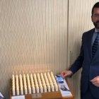 Santiago José Portas, responsable de Instituciones Religiosas del Banco de Sabadell,  con el atril y lampadario desarrollados por el banco para donativos en efectivo, por tarjeta y móvil