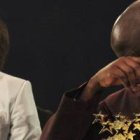 Peter Tabichi se emociona al recoger el premio de manos del actor Hugh Jackman