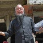 El padre Teresito Soganub entre los edificios destruidos en Marawi - anima a colaborar en muchos proyectos de paz y reconstrucción