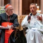 El cardenal arzobispo de Madrid, Carlos Osoro, junto al hermano Alois Löser, prior de la comunidad de Taizé, este sábado en la catedral de La Almudena. Foto: Wiesia Klemens / Archimadrid.