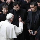 Esta es la imagen que publicó El País, en la que Patxi Bronchalo aparece señalado por el Papa. Pero el titular poco tenía que ver con la realidad
