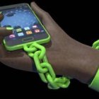 La adicción al porno -que hoy está en el móvil de los adolescentes- y a las drogas van ligados al debilitarse la personalidad del joven y su capacidad de resistencia