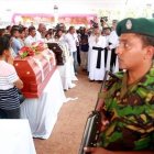 Primeros funerales, con mucha vigilancia y el cardenal de Colombo, en la parroquia de San Sebastián, tras los atentados de Pascua