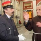 El padre Pesce tiene 89 años pero parece omnipresente en la estación de la Porta Nuova de Turín. En la imagen bendice al jefe de estación / Fotos- Avvenire