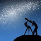 El hombre mira el cielo estrellado y no sólo se hace preguntas científicas, sino también espirituales... y pueden ir relacionadas