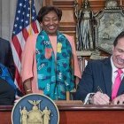 Un sonriente Andrew Cuomo firma la ley que permite abortar hasta el momento antes del parto. A su lado, una de las abogadas del caso Roe v. Wade, que legalizó el aborto en EEUU