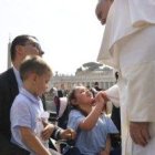 El Papa saluda a niños enfermos en la Plaza de San Pedro - pide expresar perdón y amor con gestos de ternura
