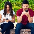 Conectados incluso cuando están juntos. Una imagen habitual compatible con otra realidad: se juntan cada vez menos.