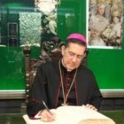 El obispo Ayuso con la Virgen de la Macarena en Sevilla... va a dirigir a nivel vaticano el diálogo de la Iglesia Católica con las otras religiones