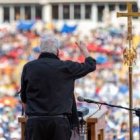 Kiko Argüello, iniciador del Camino Neocatecumenal, se dirige a miles de jóvenes tras la JMJ de Panamá