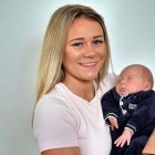 Lauren, con el pequeño Ollie: dos veces le aconsejaron que lo matara, por una enfermedad que se arregló y otra que se diagnosticó erróneamente.