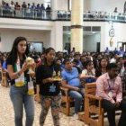 Entrega de ofrendas en una misa en Emiratos Árabes... hay más de tres millones de cristianos en los países de la Península Arábiga