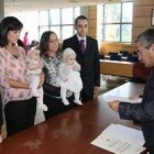 Una ceremonia de acogida civil municipal en Moaña, Galicia... el alcalde lee unos papeles...