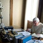 Benedicto XVI está retirado pero recibe visitas, debate de teología y Biblia y escribe las ideas que se le ocurren