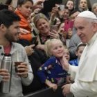 El Papa saluda en la audiencia a un peregrino que le ofrece el tradicional mate argentino