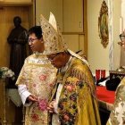 El cardenal Zen se prepara para decir misa tradicional en Hong Kong.