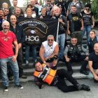 El padre Cappelli, a la izquierda de la imagen, vestido de negro y un pañuelo en la cabeza, junto a un grupo de moteros con los que realiza peregrinaciones