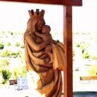 La Virgen del Abrazo de Valdebebas fue tallada y colocada en 2018, el PSOE ha intentado retirarla, pero Medio Ambiente confirma que debe quedarse