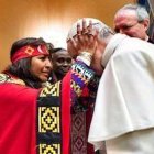 El Papa, con indígenas mapuches que visitaron el Vaticano en febrero de 2017.