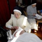 Sor Isabel tiene 97 años y sigue trabajando en la sala de costura del convento de las concepcionistas de Viveiros