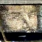 Este peculiar mural hecho de espejitos de dos centímetros parece mirar al espectador