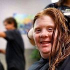 La peluquería del hogar Misericordia se basa en un principio: a cualquier persona le agrada que la arreglen y sentirse guapa. También a las personas con discapacidad, que salen siempre con una sonrisa de felicidad.